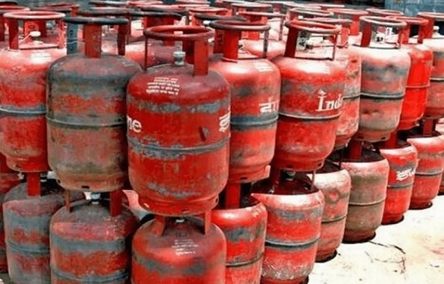 'LPG cylinder becomes expensive again, price crosses Rs 1000 in Delhi'